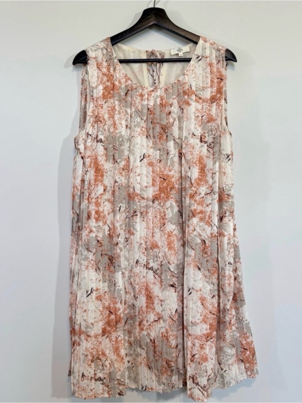 Entry Sleeveless Pleated Floral-Print Swing Dress in Blush